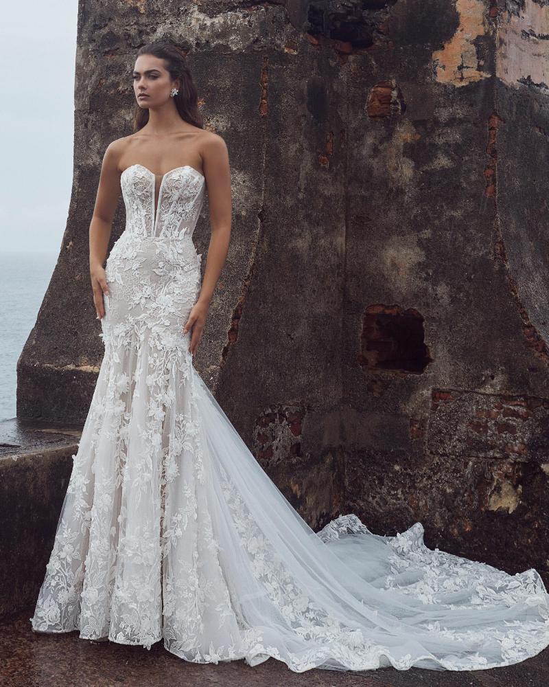 123104 fitted lace wedding dress with sleeves and mermaid silhouette3